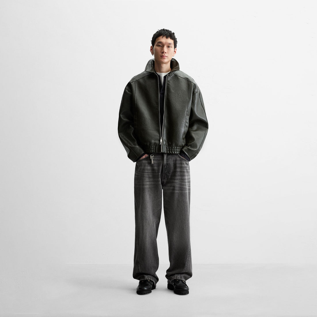Schwarze Bomberjacke aus geprägtem Kunstleder für Herren