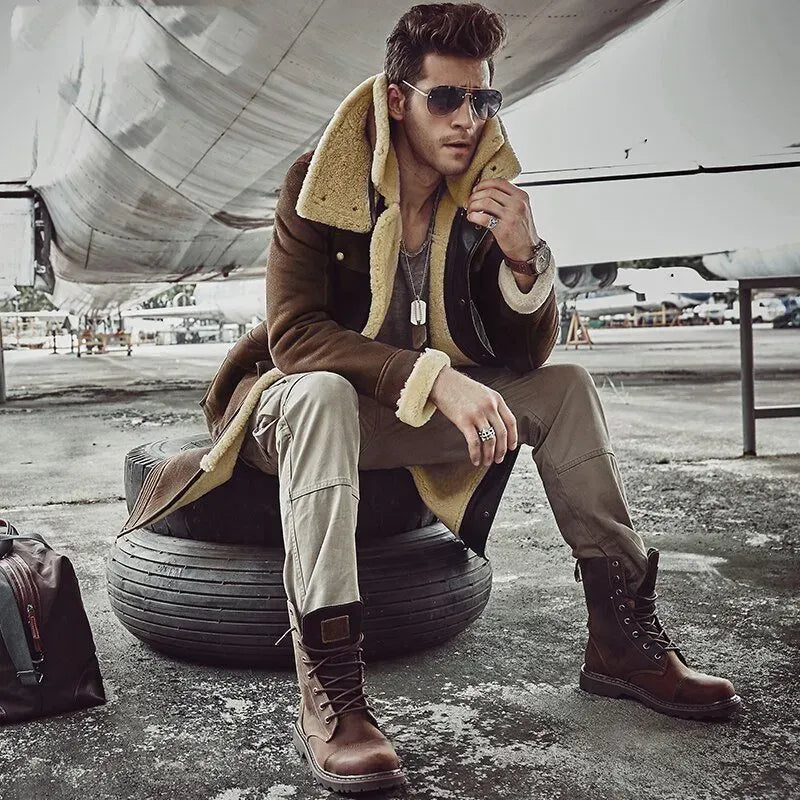 Abrigo de piel de oveja extra largo estilo militar para hombre