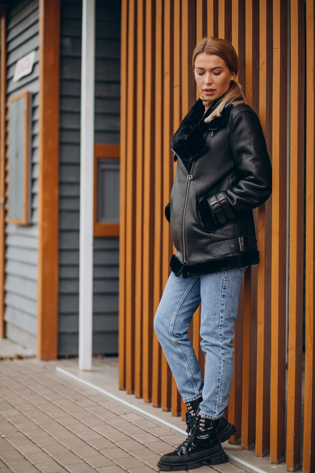 Chaqueta de piel de oveja negra con doble cremallera para mujer