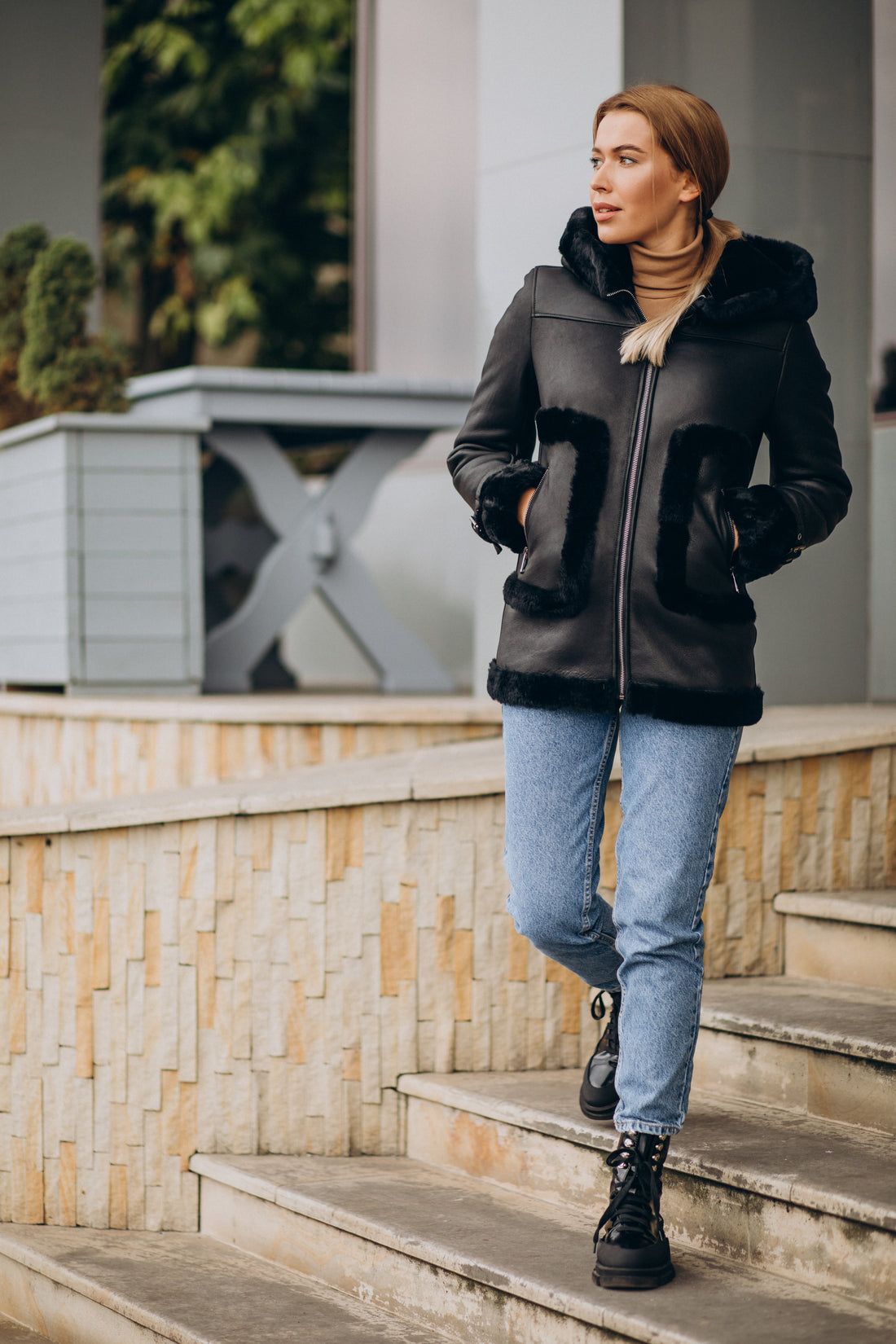 Chaqueta de piel de oveja negra con bolsillos para mujer