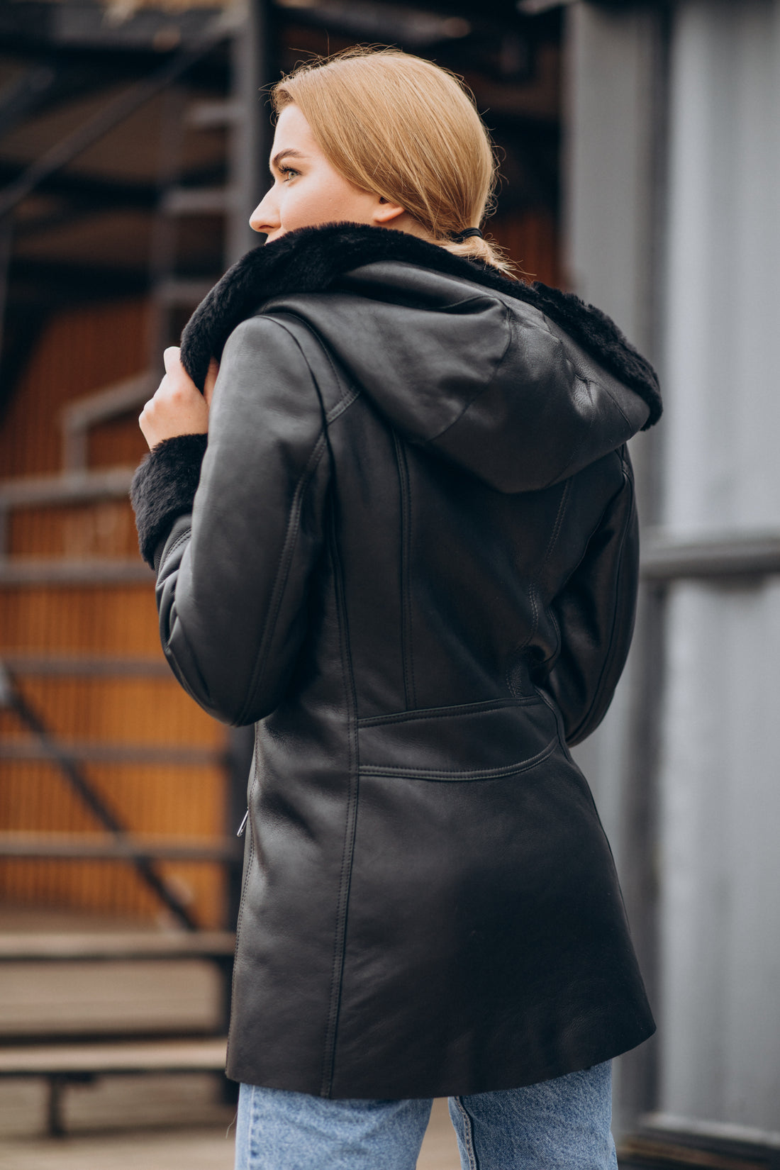 Chaqueta negra con capucha y piel de oveja para mujer