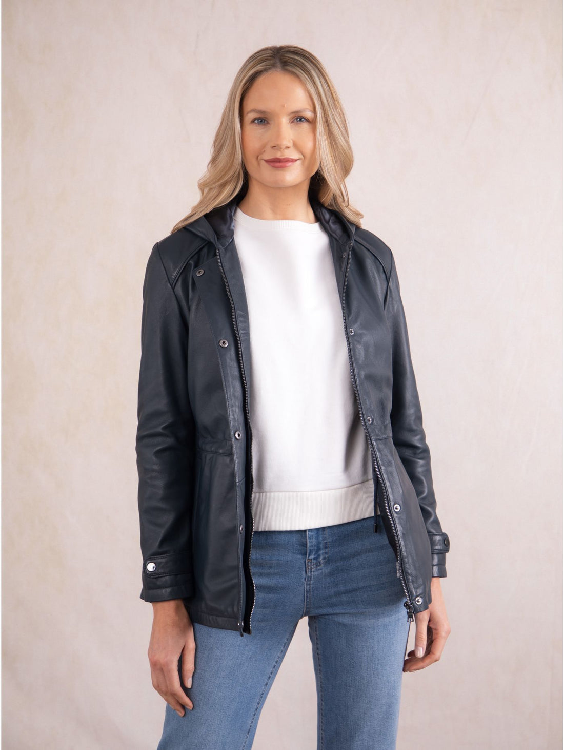 Abrigo de cuero con capucha y puños con tachuelas negros para mujer