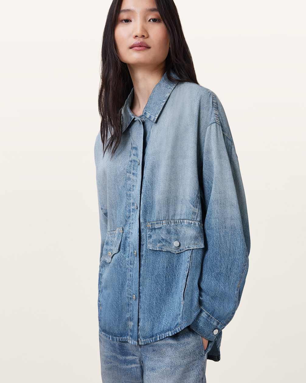 Camisa vaquera oversize con hombros caídos para mujer