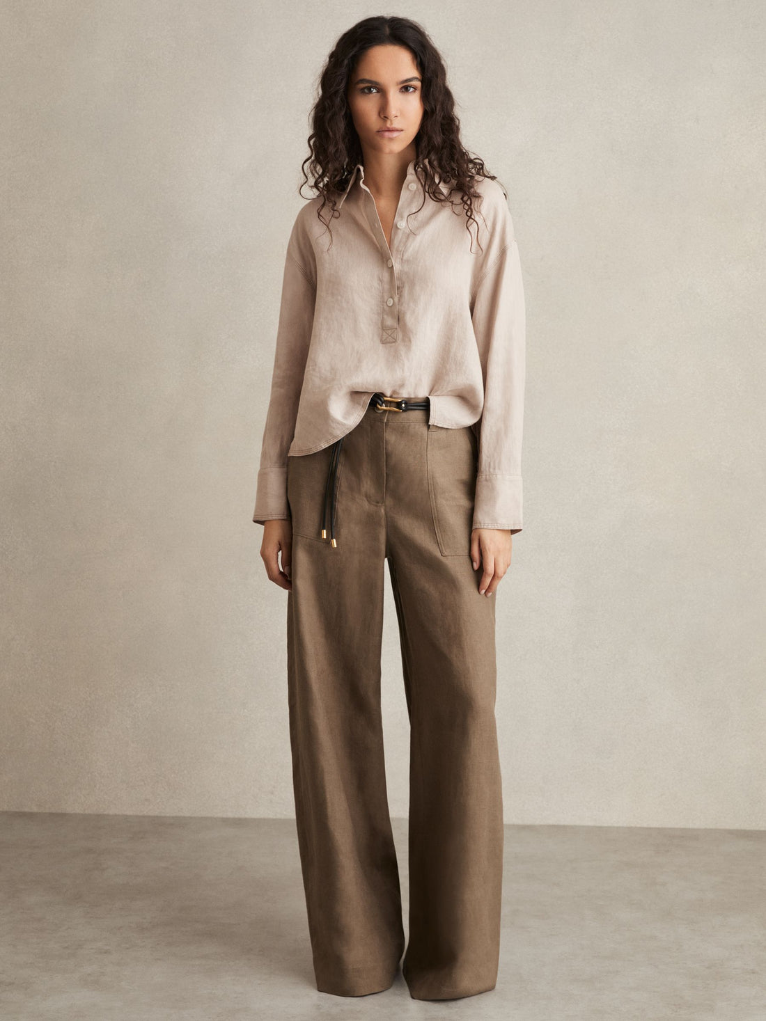 Camisa de lino con hombros caídos para mujer en color salvia