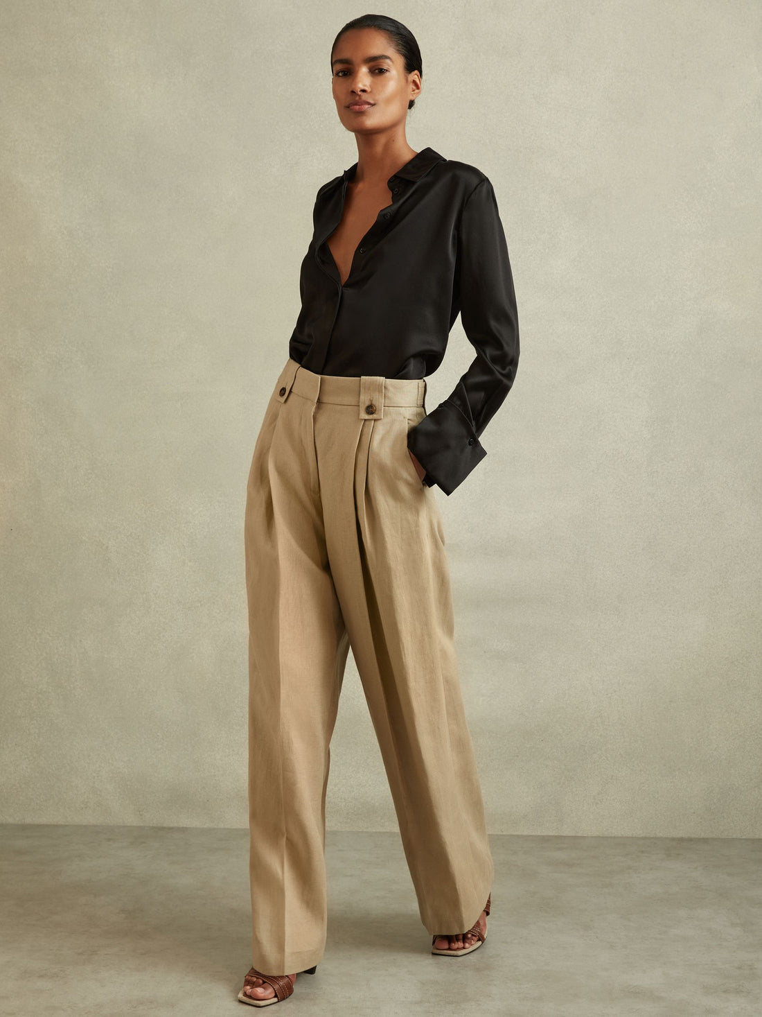 Camisa de cuello en punta con botones ocultos para mujer