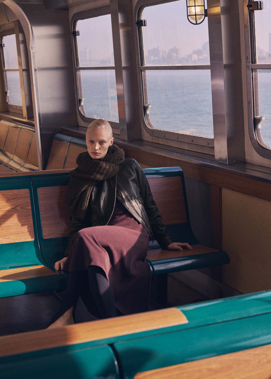 Schwarze Lederjacke mit Rollkragen für Damen