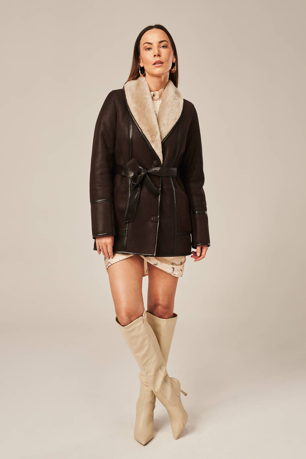 Chaqueta de piel de oveja marrón para mujer