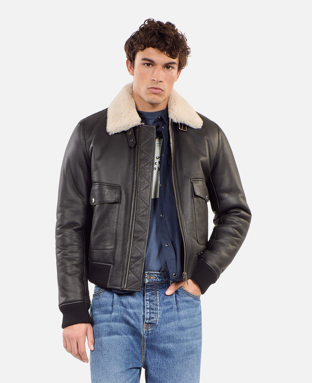 Chaqueta corta de piel de oveja negra