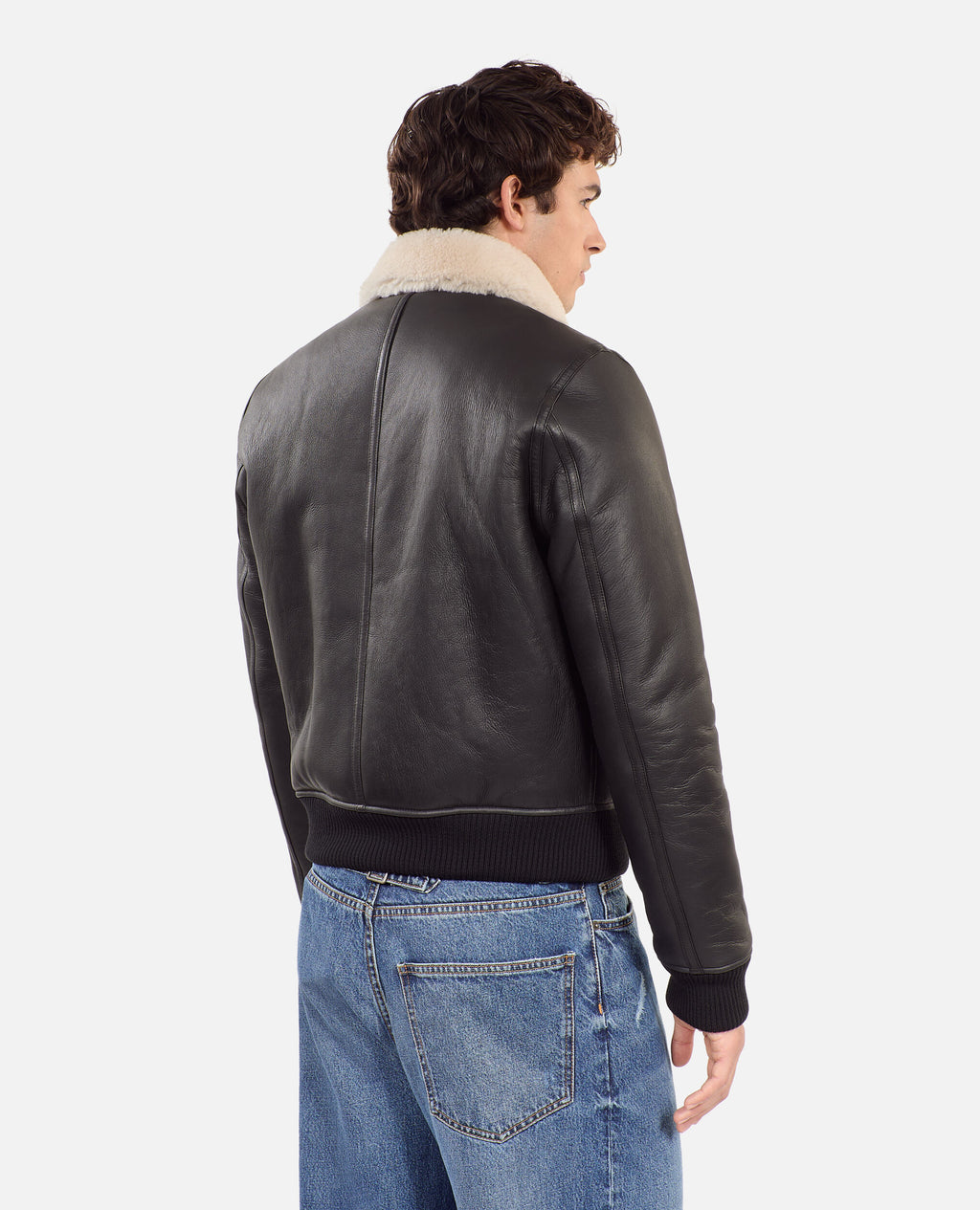 Chaqueta corta de piel de oveja negra