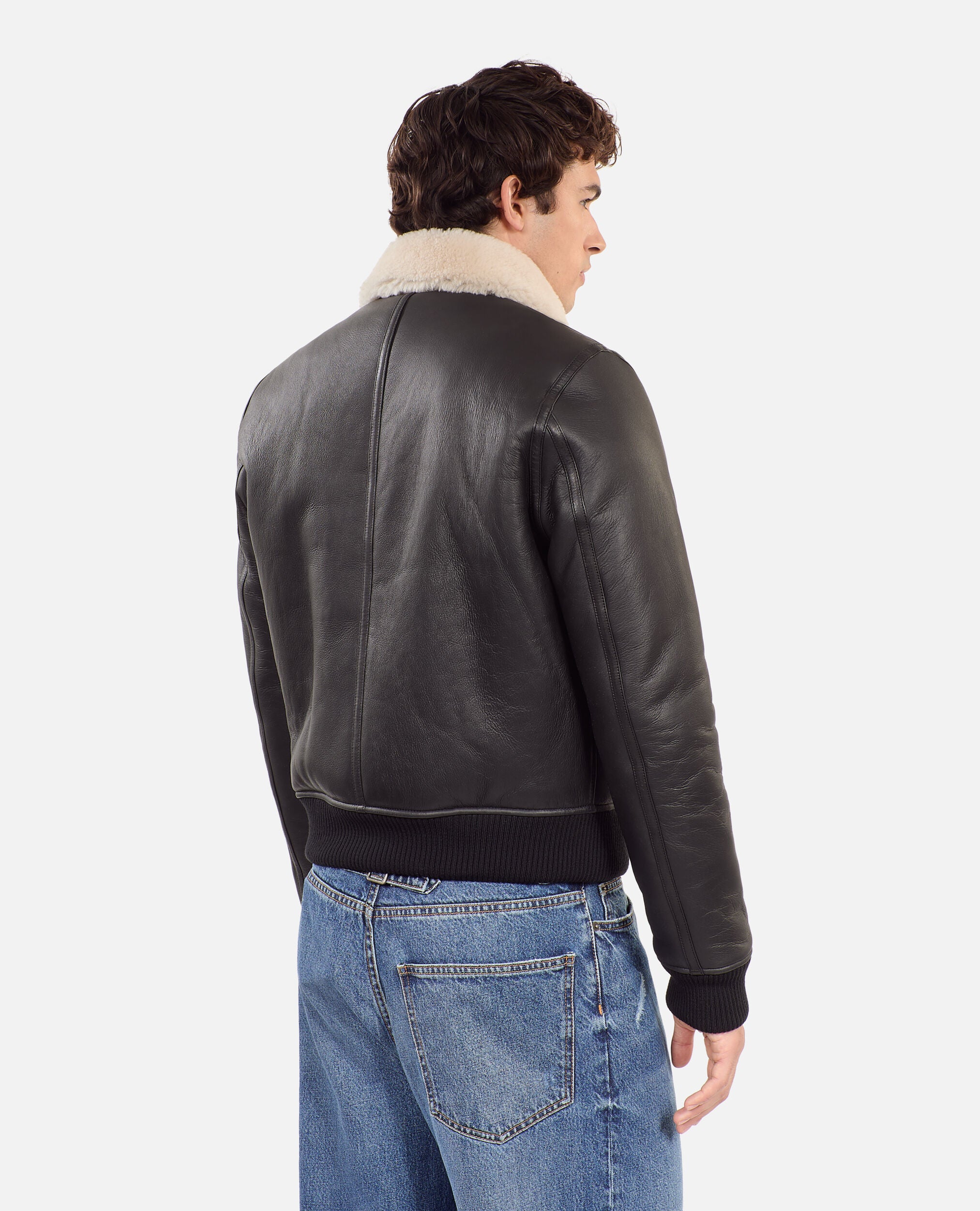 Chaqueta corta de piel de oveja negra