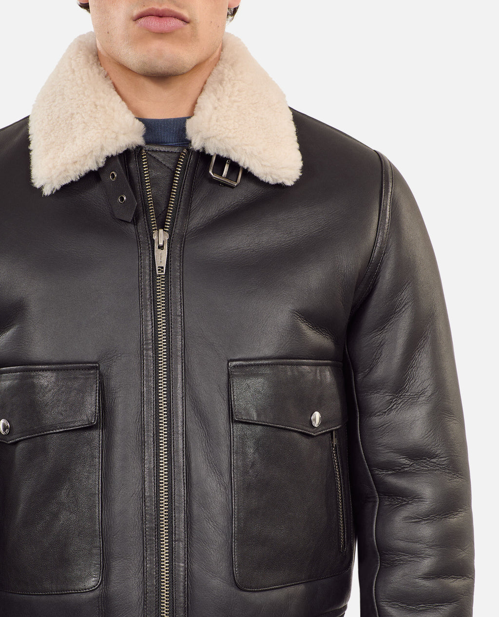 Chaqueta corta de piel de oveja negra