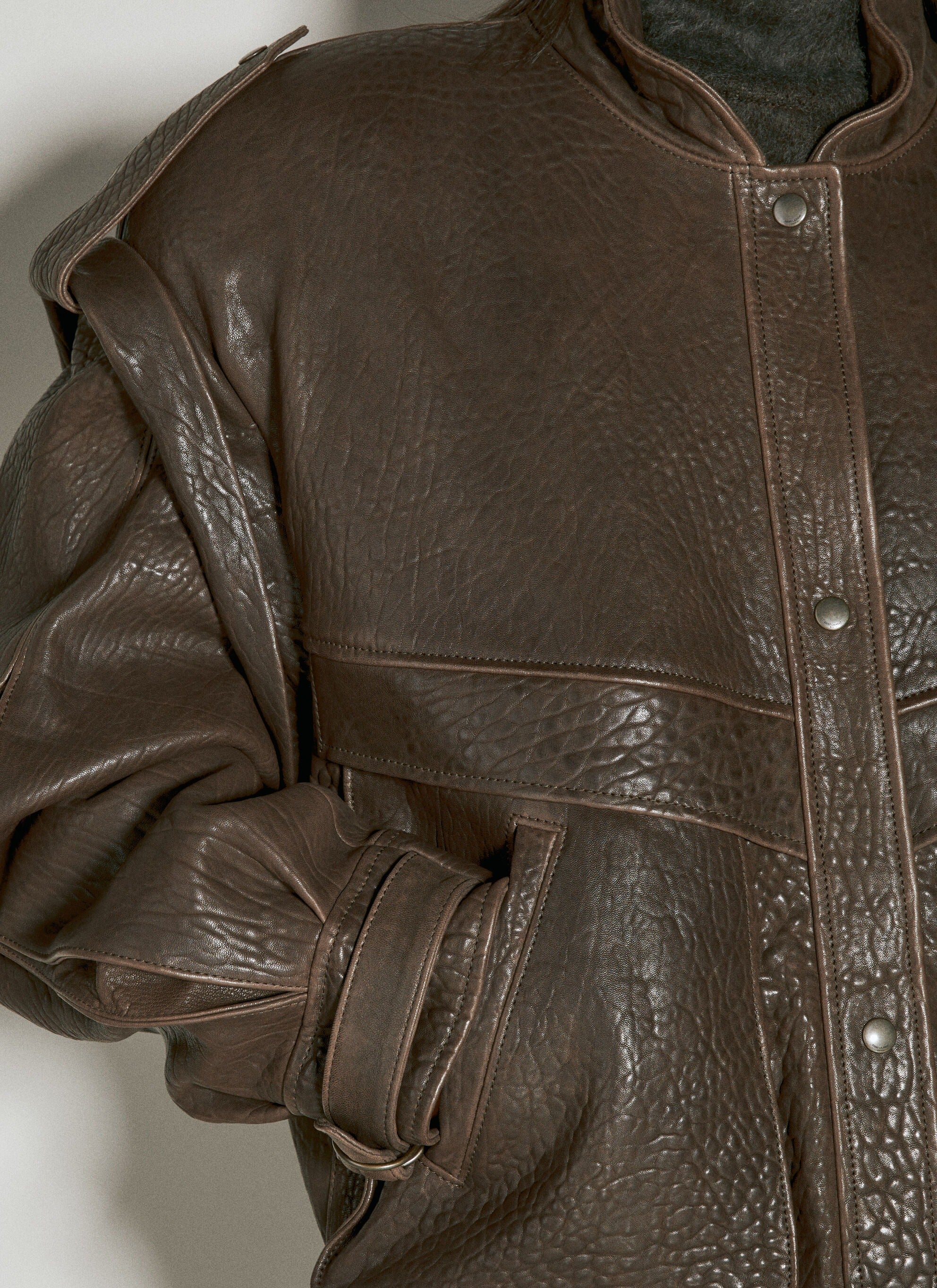 Chaqueta de cuero extragrande de manga larga con puños ajustables para mujer