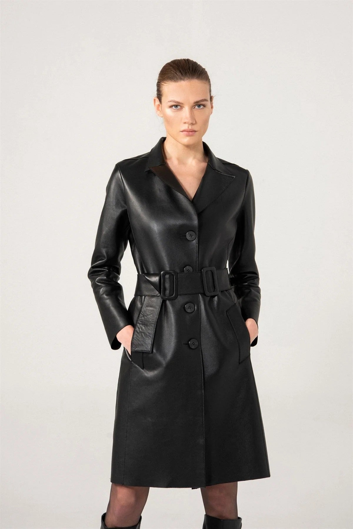 Schwarzer Trenchcoat aus Schaffellleder mit Knopfleiste und Gürtel für Damen
