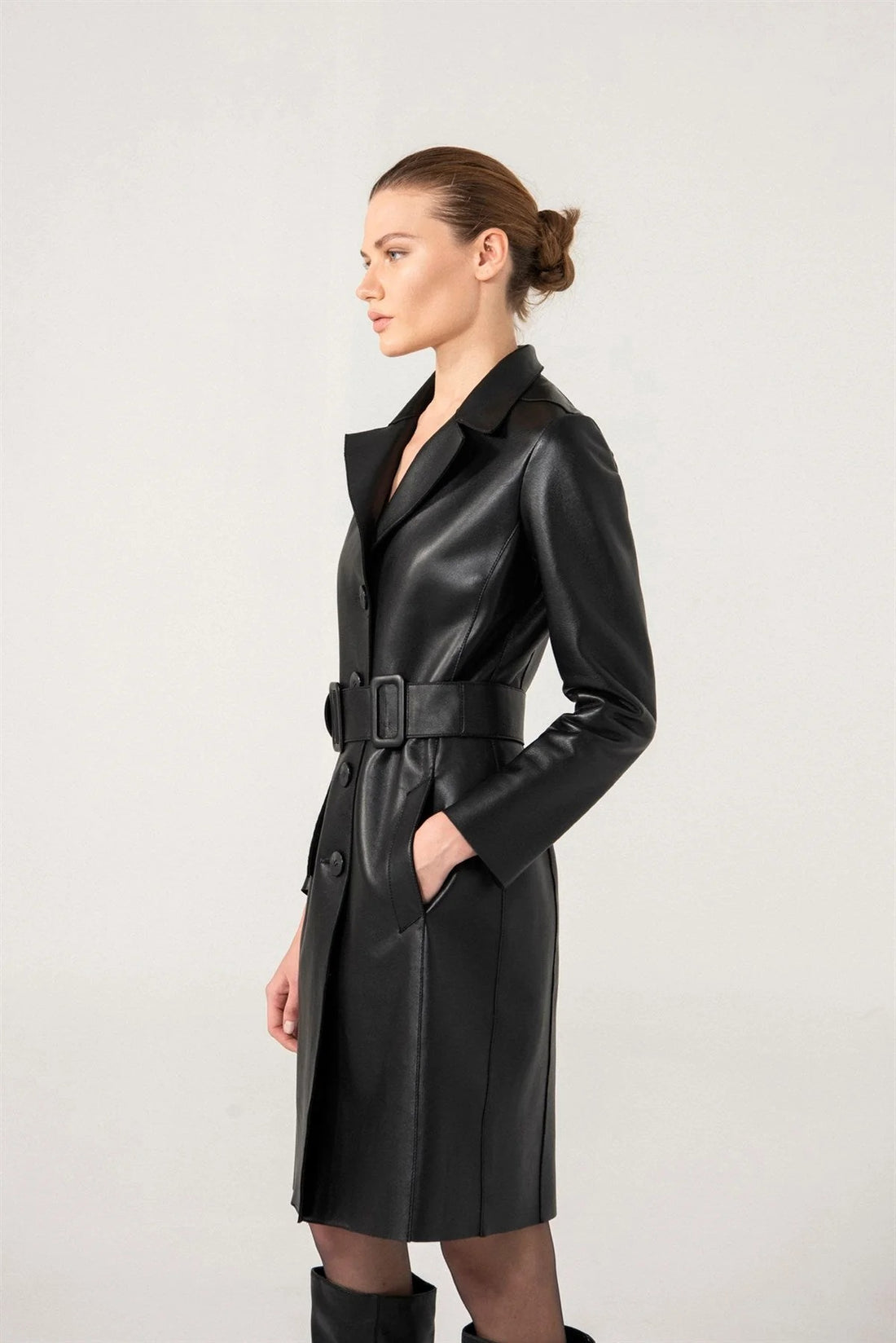 Schwarzer Trenchcoat aus Schaffellleder mit Knopfleiste und Gürtel für Damen