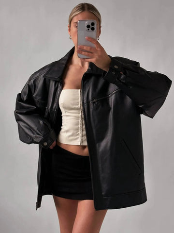 Damen-Lederjacke in Reinschwarz mit verstellbaren Säumen und Bündchen, gerader Schnitt, übergroß