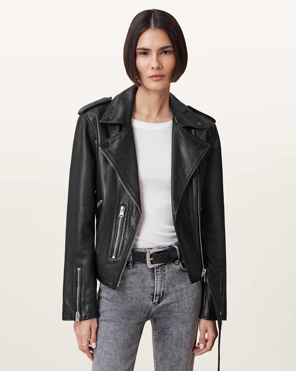 Damen-Bikerjacke aus Leder mit langen Ärmeln und normaler Passform