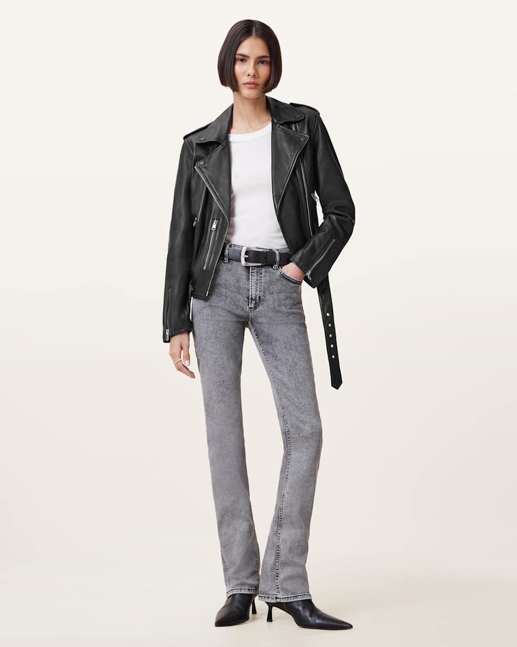 Damen-Bikerjacke aus Leder mit langen Ärmeln und normaler Passform